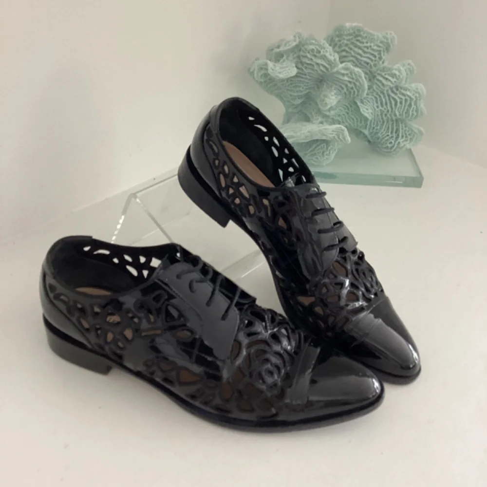 REDUCED VALENTINO PATENT LEATHER EYELET TRIM OXFORS SHOES size 37.5 7.5